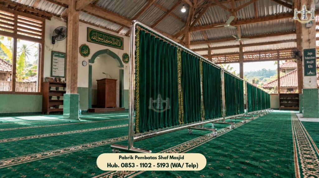 Pembatas Ruang Sholat Cempaka Putih
